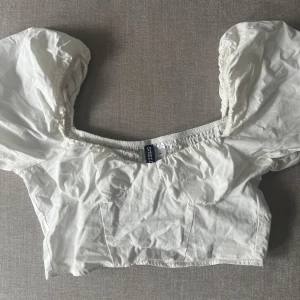 Vit topp - Jättegullig blus/topp! Använd en gång. Kortare i modellen, täcker inte hela magen. 