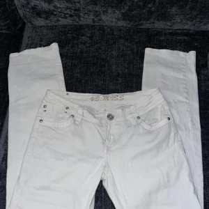 Vs miss jeans - Snygga vintage jeans från Vs miss! Lappen säger storlek 42 men jag brukar vanligtvis bära stl 38 och jeansen är både för korta och lite små för mig ( jag är 167) Jeansen saknar en knapp på baksidan men förutom det så är dom utan defekter 💕