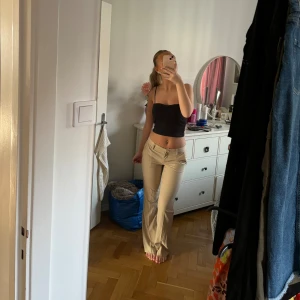 Beige lågmidjade kostymbyxor  - Jättefina beiga kostymbyxor från Nelly som jag verkligen tycker om men jag tycker dom sitter lite tajt. Dom är också bara använda typ 2 gånger och därav priset💕💕