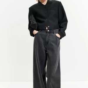 Bomberjacka  - Snygg oversized bomber jacka från hm. Använd Max 3 gånger! Nypris 600kr.