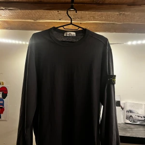 Stone Island long sleeve  - Säljer nu en  Stone Island long sleeve i färgen grå. Riktigt bra kvalitet helt ny aldrig använde. Storlek L men passar M också. Kan skicka mer bilder och hur den sitter på. Öppen för bud mvh 