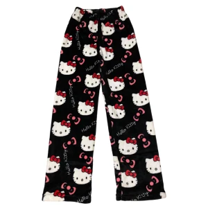 Hello Kitty pyjamasbyxor  - Jättefina hello Kitty pyjamasbyxor! 💃Nya, jag har bara testat. Sjukt gosiga! Som en fluffig filt! Mått: midja 26-49cm, ytterbenslängd 98cm, benbrädd nertill 24cm. DET ÄR BARA ATT SKRIVA VID FRÅGOR! Priset är lite diskuterbart vid snabb affär.