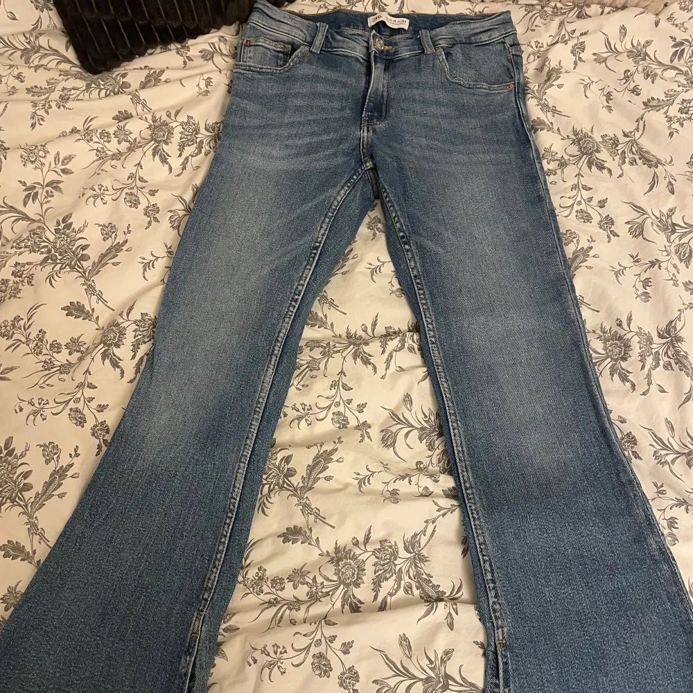Jättefina Low waist jeans från Zara i strl 164/ 13-14 år. Byxorna är i jätte bra skick, säljer pga att de är för små🥰. Farkut & Housut.