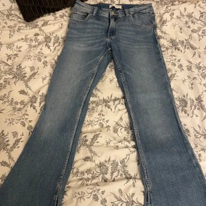 Low waist flare jeans från Zara❤️ - Jättefina Low waist jeans från Zara i strl 164/ 13-14 år. Byxorna är i jätte bra skick, säljer pga att de är för små🥰