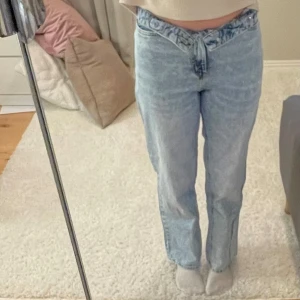 Blå straight jeans - Blåa straight jeans från lindex i storlek 158 Bara använda en eller två gånger