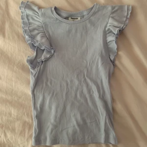 Fin volang topp! - Säljer denna fina topp pga dålig användning för den är för stor. Jätte fin ljusblå färg! Bra skick!!💓