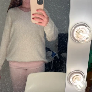 stickad VIT tröja  - säljer en stickad v ringad vit tröja som är jätte skön och gosig som inte kommer till användning och bara använd fåtal gånger!! säljer för bra pris 