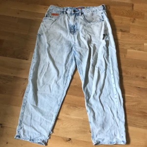 Empyre byxor - Empyre byxor med några hål i. 