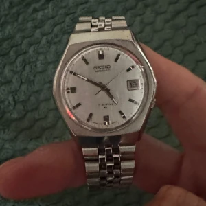 Seiko ~1971-1980 - Grymt vintage skick.  Automatisk movement med datumvisning Mycket fint samlarexemplar