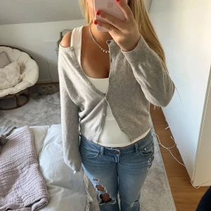 Soft goat kofta  - Säljer min kofta från soft goat pågrund av att den inte kommer till användning. Koftan saknar två knappar nedtill. Men inget man tänker på om man vill ha koftan såhär som jag brukar bära den. Älskar dethär! Nypris är 2295. Färgen säljes inte längre!