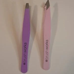 Färgglada pincetter från Brushworks - Säljer två superpraktiska pincetter från Brushworks i härliga färger! Perfekta för att fixa ögonbrynen eller andra små detaljer. De har en sned spets som gör det lätt att fång. Lilla fõr 20 rosa för 40. 
