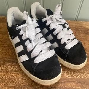 Adidas campus  - Säljer mina svarta adidas campus då dom inte kommer till användning. Använt dom mycket därav några defekter som man kan se på bilderna, inget man tänker på dock. 