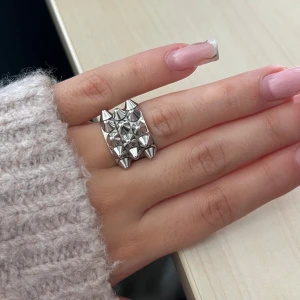 Edblad ring - STORLEK 16,8!!! Säljer min edblad ring då jag bytt till guld smycken. Använd enstaka gång💞som ny! säljer med boxen.