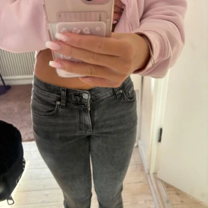 Grå jeans med låg midja - Säljer ett par snygga grå jeans med låg midja. De har en tight passform och klassisk femficksdesign. Perfekta för vardagsbruk eller en utekväll. Skicket är bra och de är riktigt bekväma att ha på sig.