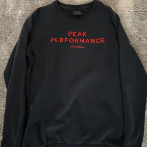 Peak performance tjocktröja - Säljer en tjocktröja från peak performance som är i väldigt bra skick ser även bättre ut i verkligheten. Den har ett skönt material innuti också. Måttet är 170