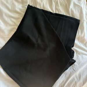 Shortskjol - Svart shortskjol från Zara, bra skick 🤍