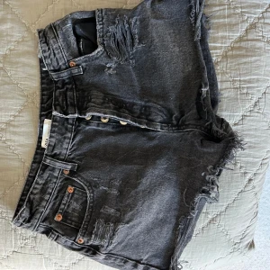 Svarta jeansshorts med slitningar  - Från zara! 