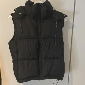 Zara Väst - Storlek XS,Skön material,säljs på grund av att den inte passar