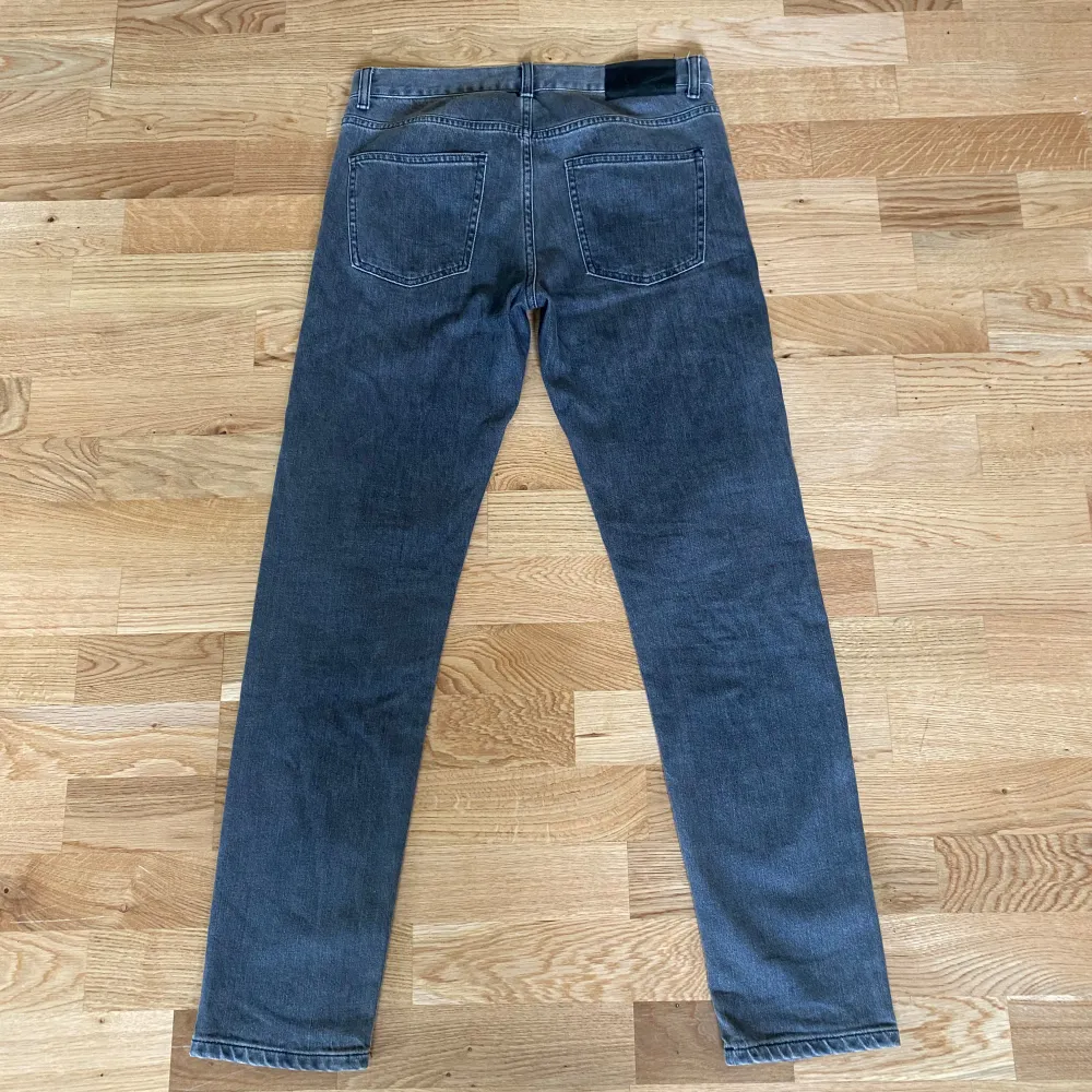 J Lindberg jeans, i färgen mörkgrå, storlek w30 l30, nypris 1499, hör av er vid funderingar, priset är förhandlingsbart!. Jeans & Byxor.