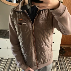 Hugo Boss Cardigan - Cardigan från Hugo Boss. Riktigt snygg och perfekt nu till hösten. Den är i perfekt skick och har väldigt feta detaljer och fickor men även mjuk och varm. Nypris är runt 4000