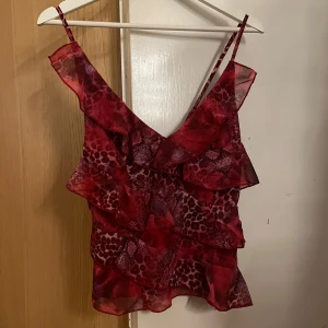 Leopard topp - Intressekoll! Helt oanvänd Skitsnygg leopardtopp som passar till fest eller annars. Måste sälja för den va för liten för mig tyvärr. Perfekt skick strl S, nypris 500kr inkl frakt. Skriv privat för fler bilder !!
