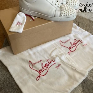 Christian Louboutin  - Säljer nu dom här riktigt fräscha lubsen!. Självklart äkta vilket man kan se på bilden!. Allt på bilden ingår box, två dustbags, två extra spikar och dustbagen till spikarna!. Dom är lite smutsiga men gör självklart rent dom innan dom skickas!!!.