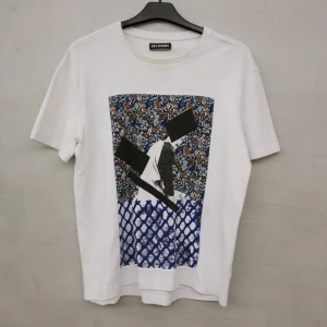 Raf Simons tshirt - Raf simons tshirt i riktigt bra skick. Lite missfärgning på kragen men inget som sticker ut(se bilden). Samma cond kostar runt 2000 på grailed. Tshirten är köpt på grailed av pålitligt säljare. Hör av dig vid frågor!