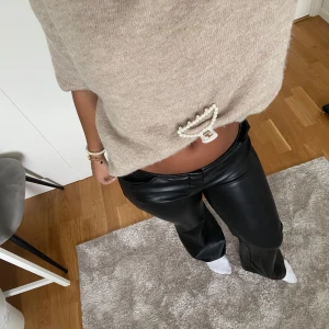 Lågmidjade skinnbyxor  - Så snygga skinnbyxor från Urban outfitters i storlek S. Innerbensmåttet är 79 cm och måttet över midjan är 41 cm. Nypris 500kr 