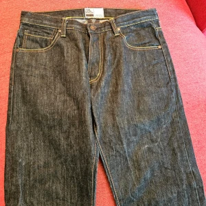 Your Local Dealer Jeans - Mörkblåa YLD jeans med gul stitching, 9/10 skick, pris kan diskuteras
