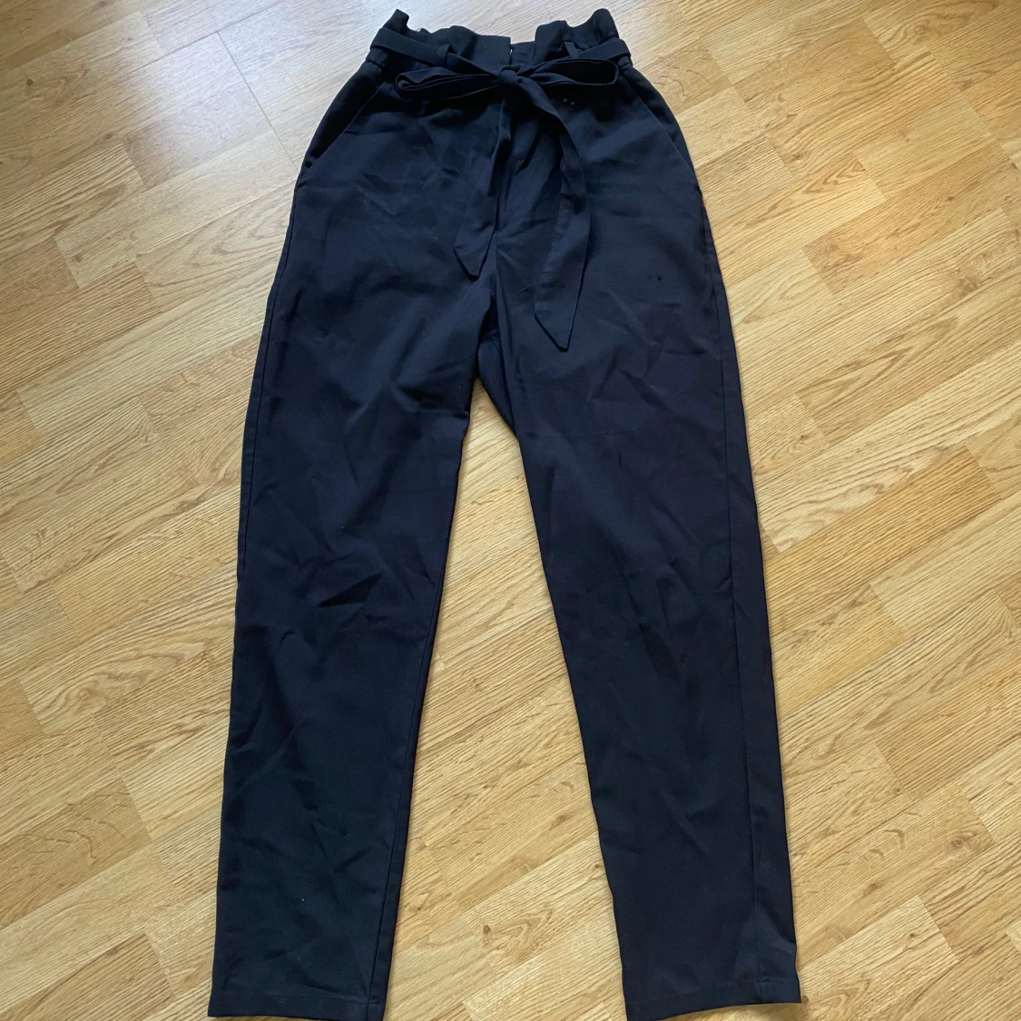 Svart kostymbyxa med knytdetalj 