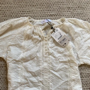 Zara blus - Säljer denna zara blusen då den aldrig har kommit till användning, prislappen finns kvar! Superfin och i jättebra skick💗💗