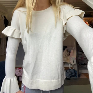 Stickad tröja - Supersöt stickad tröja med volanger ❤️