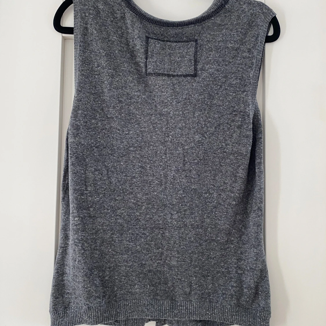 Ny grå väst i linne och bomull i strl M från Peak Performance, modell Lia V - 90