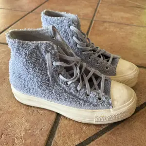 Converse teddy i storlek 38. Jättefint skick och supertrendiga!!