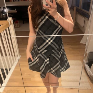 vintage klänning🐆 - Använd fåtal gånger, i storlek s🎀 Väldigt bra kvalitet och ger lite gossip girl vibe:) Köpte för 600kr