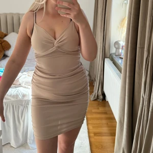 Klänning - M - ny - Klänning i storlek M aldrig använd Säljs för 50kr