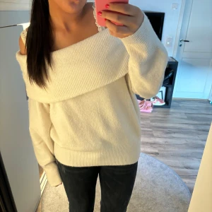 off shoulder tröja - sååå fin! har lite smått med defekter då den är lite nopprig och har några små svarta prickar på axeln och vid sidan av tröjan!! men annars superfin💕💕💕