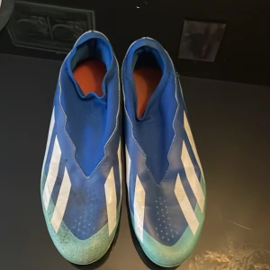 Hej jag säljer mina fotbollsskor    - Säljer mina crazy fast har inte använt så mycket dom här märkena kan man ta bort har inte bara använt dom på länge kom med bra pris 