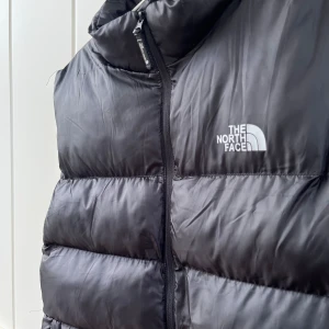 The nortface väst - Västen är använd 1 gång, den håller värmen, passar både s/m