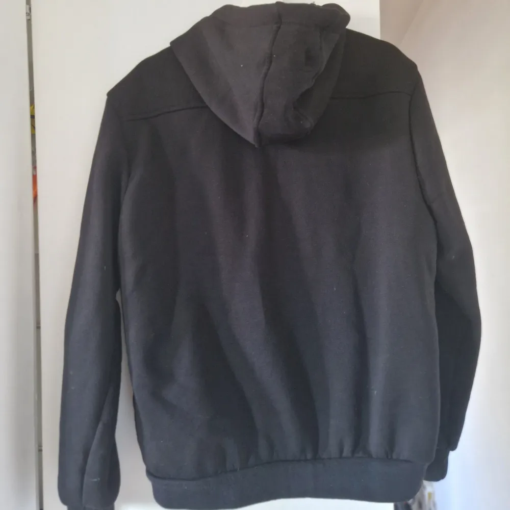 Prada jacka.  Kan även andvändas som hoodie Den är jätte varm Äkta  XL Andvänd under vintern 2013. Jackor.