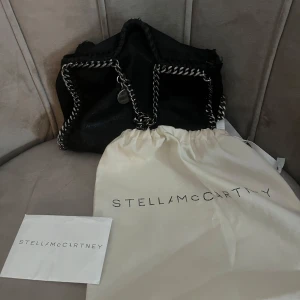 Stella McCartney väska  - !Intresse koll! Super fin väska!  täcken på andväning. äkthets bevis finns  Pris kan diskuteras 🥰