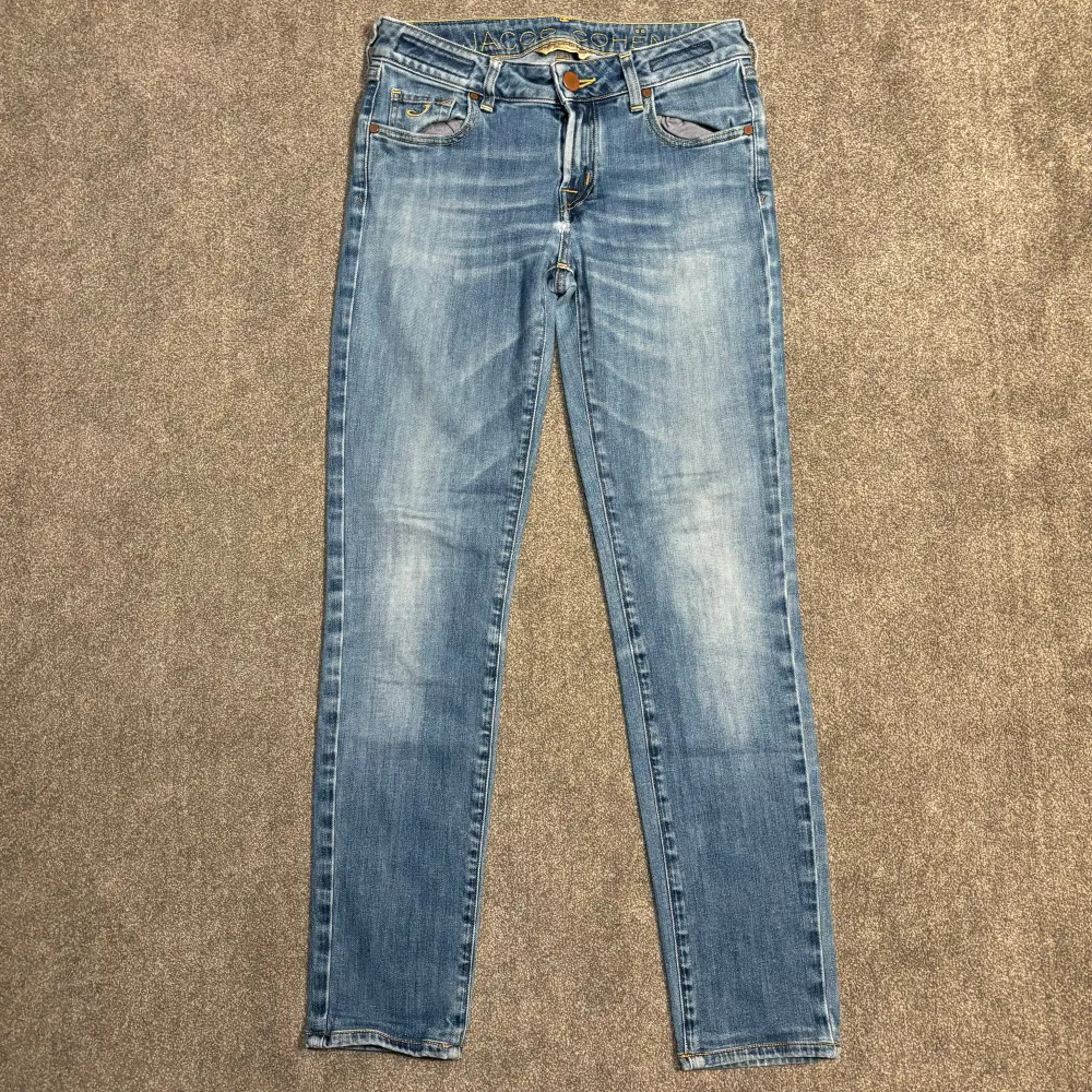 Säljer ett par riktigt feta jacob cohen jeans i extremt bra skick. Size 27 så passar om man är ca 170 skulle jag tro. Jag är 182 cm ish och dem är för små för mig. Nypris ca 5000kr, mitt pris 549kr.. Jeans & Byxor.