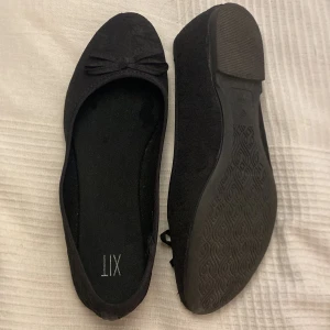ballerinaskor - Jättesöta svarta ballerinaskor köpta på din sko💓Bra skick och säljer då de inte kommer till användning 💓 original pris 250kr