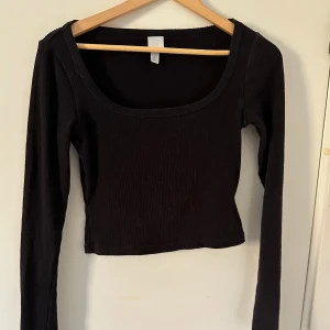 Ribbad croptop  - Ribbad långärmad corptopp / magtröja i svart från hm. Perfekt basic till hösten! Inga detekter