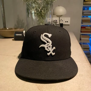 Keps - sox fitted  - Säljer denna kepsen då den inte passade,  därav ny och i gott skick. 