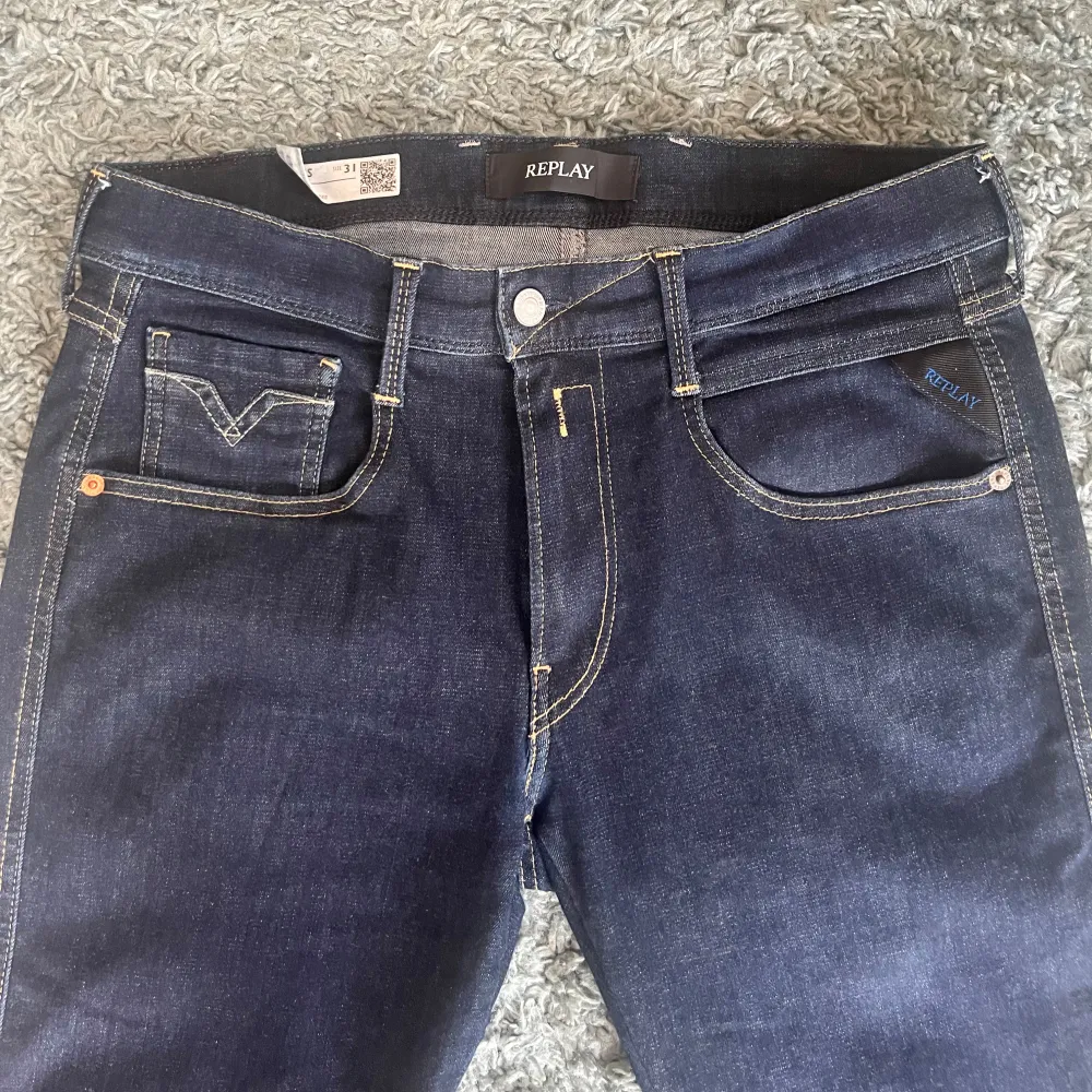 Säljer dessa feta replay anbass hyperflex jeans i storlek W31 L34. Mycket bra skick (knappt använda), nypris 1799kr. Det är bara att skriva vid funderingar!. Jeans & Byxor.