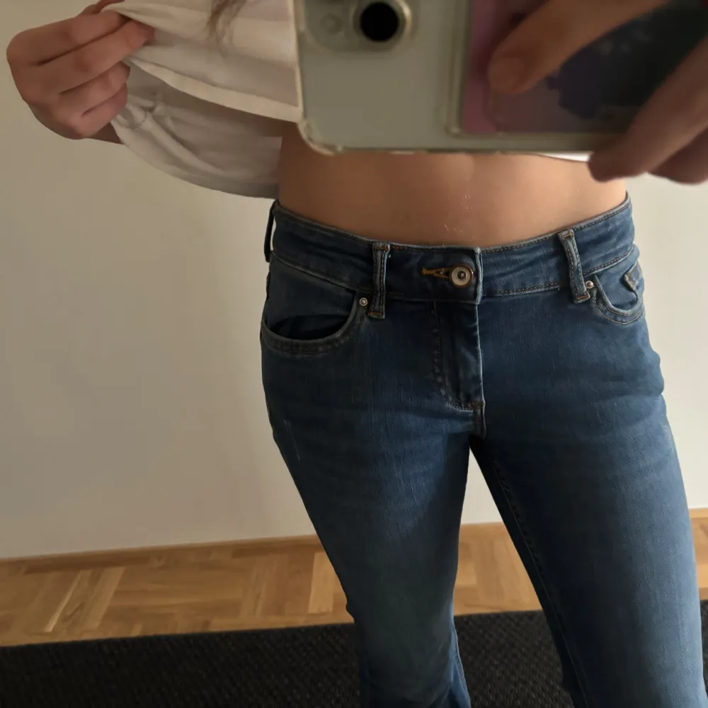 Säljer lågmidjade bootcut jeans från Only!!! Jättefint skick och använda fåtal gånger, säljer för jag har för många jeans. Helt perfekt för mig som är 165cm, t.o.m lite för långa. Ordinariepris: 600kr. Kontakta för mer info💗💗. Jeans & Byxor.