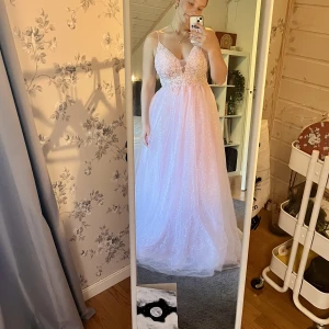 Balklänning  - Jättefin ljusrosa balklänning! 💞 Så fin i ryggen också!! Säljer då jag hittat en annan 💞kom privat för fler bilder!