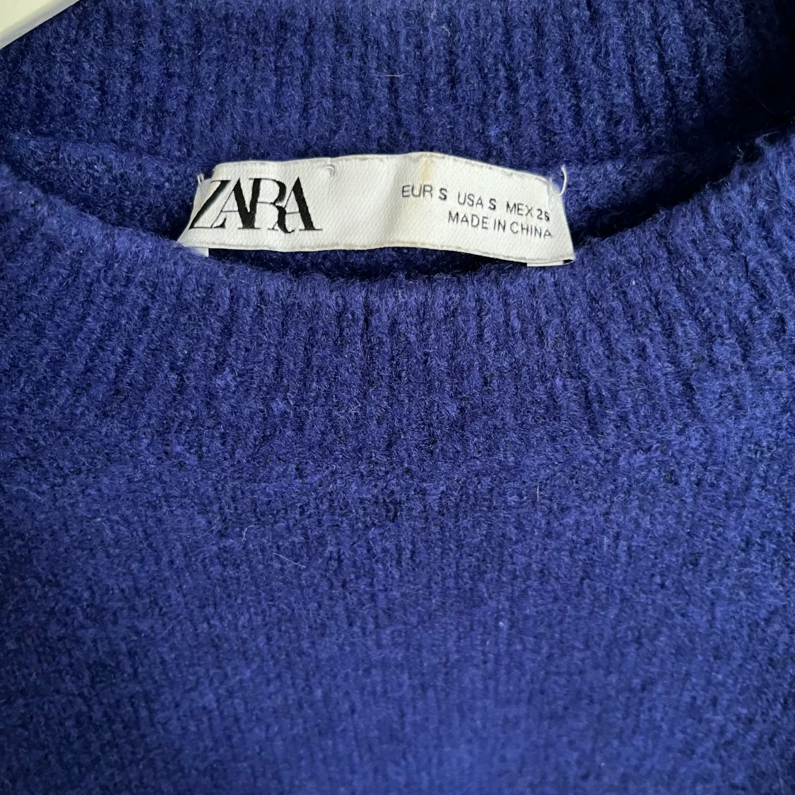 Blå stickad tröja - 90