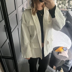 biege jacka - Jacka ifrån gina tricot, knappt använd!